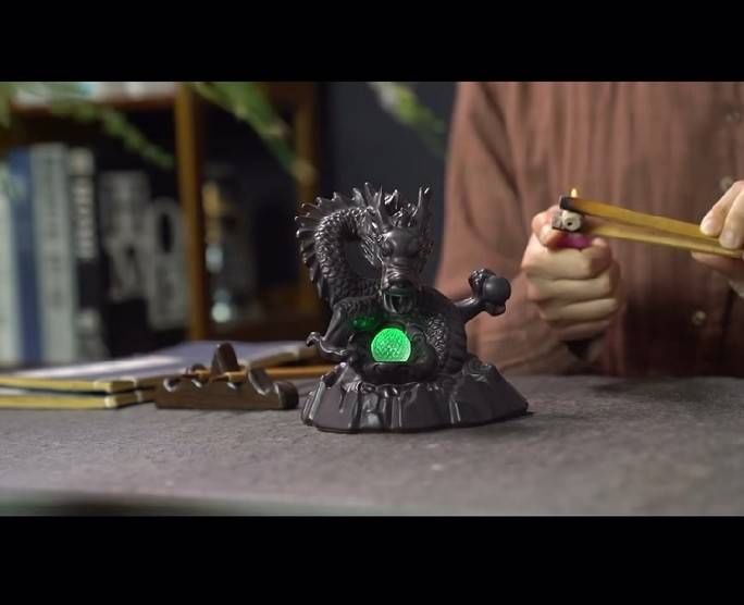 ที่วางกำยาน มังกร (กำยานบนหัวมังกร ธูปปักที่มือมังกร) (ขนาด ฐาน 13.8cm*14.5cm) (วัสดุเซรามิก มีไฟled ไฟเปลี่ยนสีไปตามจังหวะ)