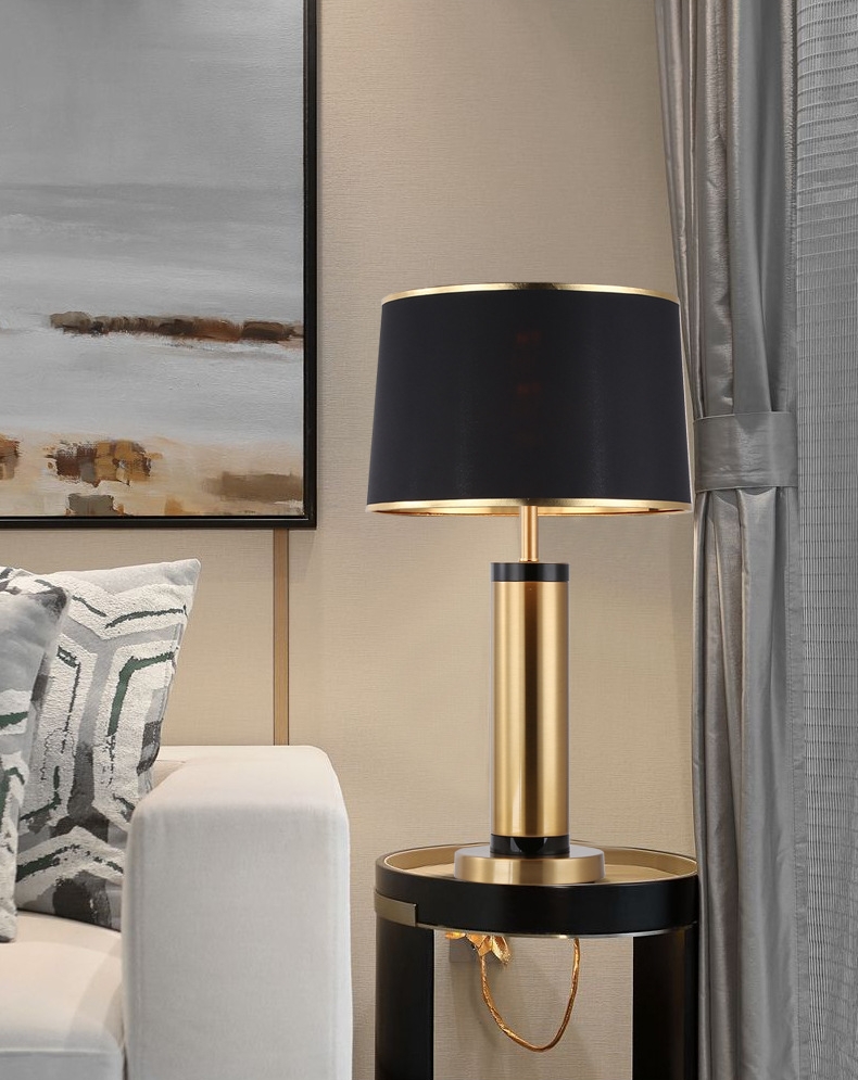 โคมไฟตั้งโต๊ะทรงกระบอกฐานกลมสไตล์โมเดิร์นลักซ์ชัวรี่ สีทูโทนดำ-ทอง [AT296]
