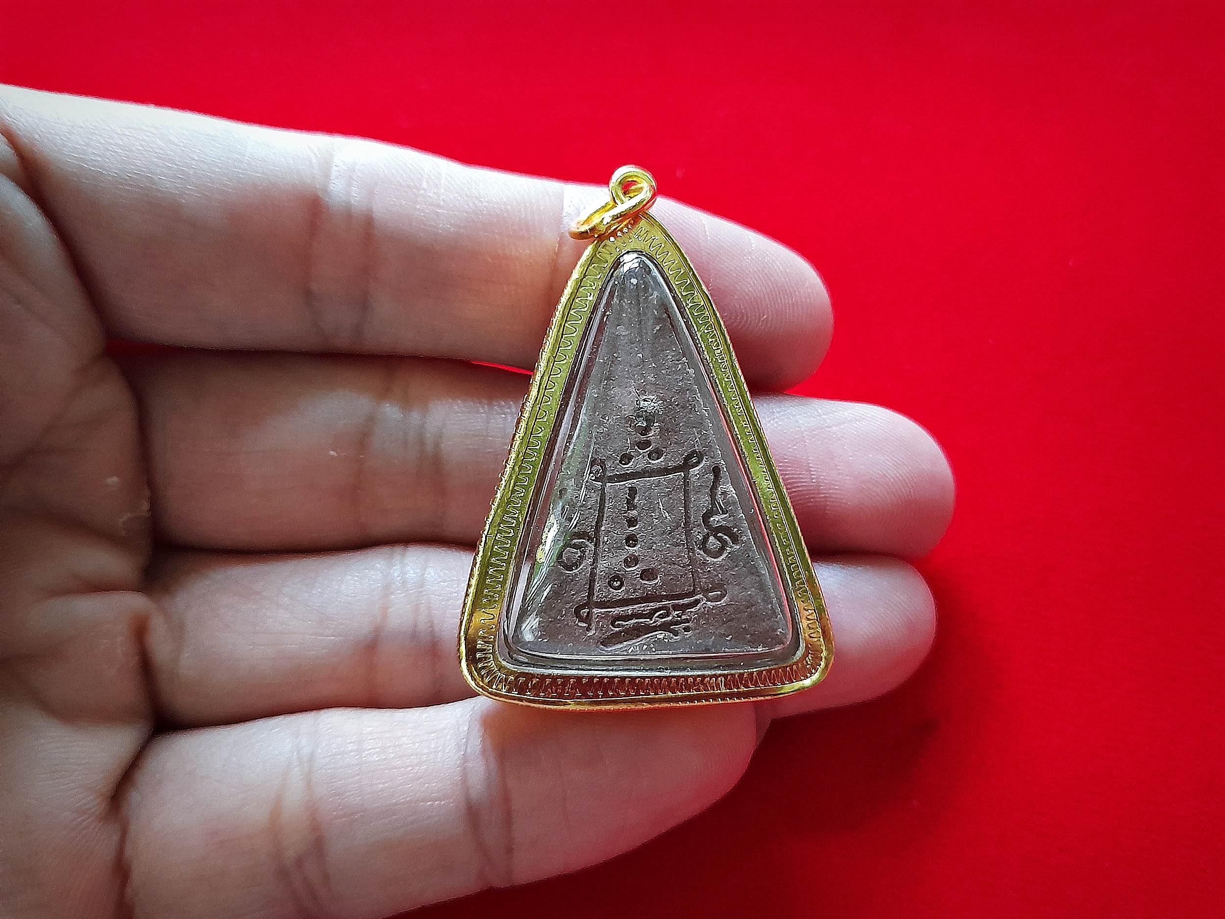 พระสมเด็จ นางพญา (พิมพ์สมเด็จจิตรลดา) หลังฝัง ฝังทั้งข้าวทิพย์-ว่านไพลดำ (ได้มวลสารพระราชทาน จาก ร.9) ปี2548-2549 #รับประกันแท้และทัน - (กรอบไมครอนชุบทอง เลี่ยมกันน้ำ)