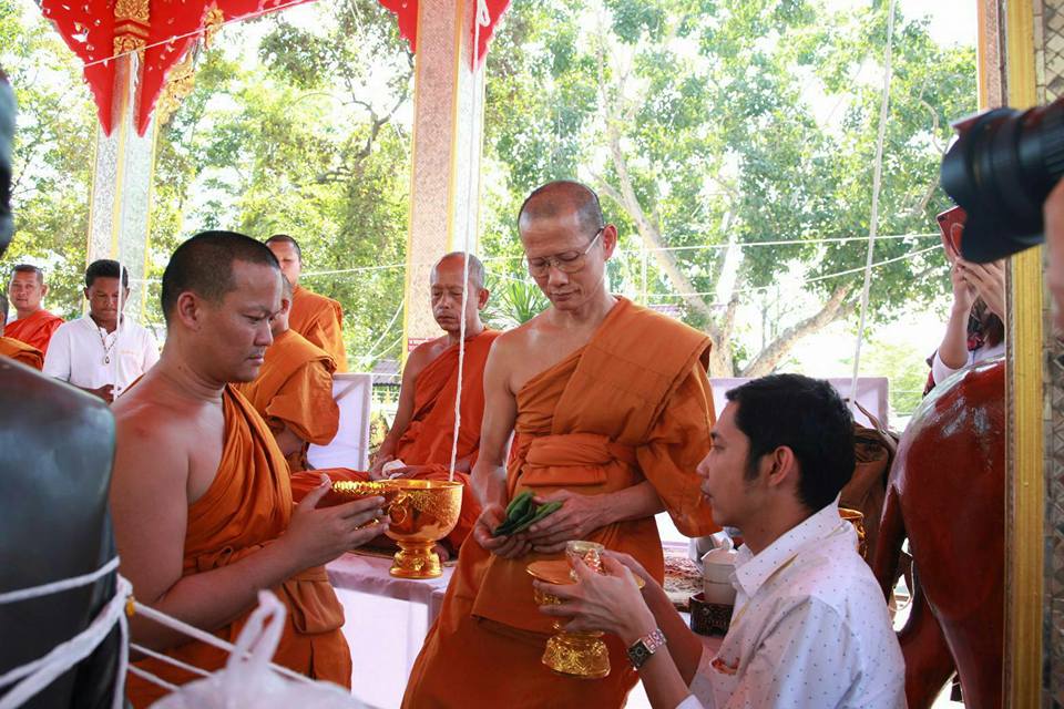 พระสมเด็จปรกโพธิ์ 9ใบ พิมพ์ใหญ่ หลังพระแม่ธรณี เนื้อผงอิธิเจแก่น้ำมัน (ชุดพิเศษ ชุดกรรมการ ปิดทองนำฤกษ์) หลวงพ่อกวย วัดโฆสิตาราม รุ่นแรงครู 2560 (พร้อมเลี่ยมกันน้ำ ใส่กรอบเงินแท้ ลาย หัวสิงห์ ลงยา ลายสุโขทัย ชุบทอง) #รับประกันแท้