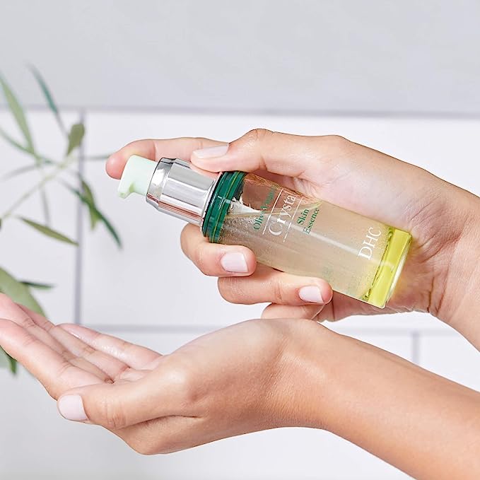 (New) DHC Olive Virgin Oil Crystal Skin Essence 50mL ใหม่ล่าสุดเอสเซนส์บำรุงผิวที่มีส่วนผสมสกัดของ Olive Virgin Oil ออแกนิก ให้ผลลัพธ์กระจ่างใสผิวผ่องโกลว์สวย เป็นที่มาของชื่อรุ่นคริสตัล