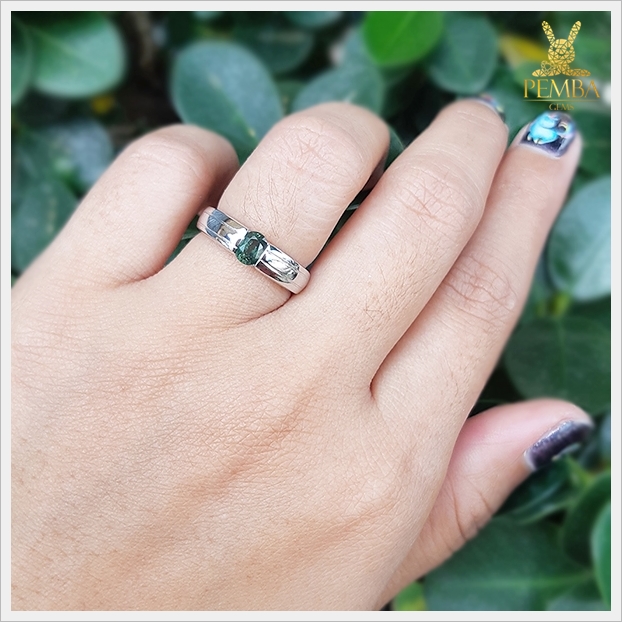 แหวนเขียวส่องแท้ สีเขียวใสไฟดี เงินแท้925 ชุบทองคำขาว แหวนพลอยแท้