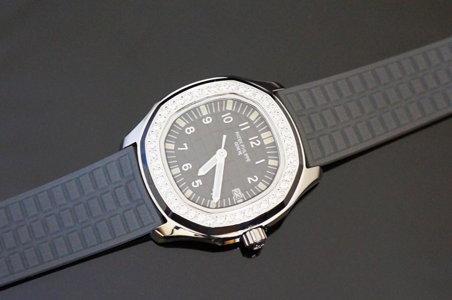 นาฬิกา Patek Philippe Aquanaut หน้าปัดดำ สายยางสีเทาฝังเพชร สวยอย่างมีสไตล์