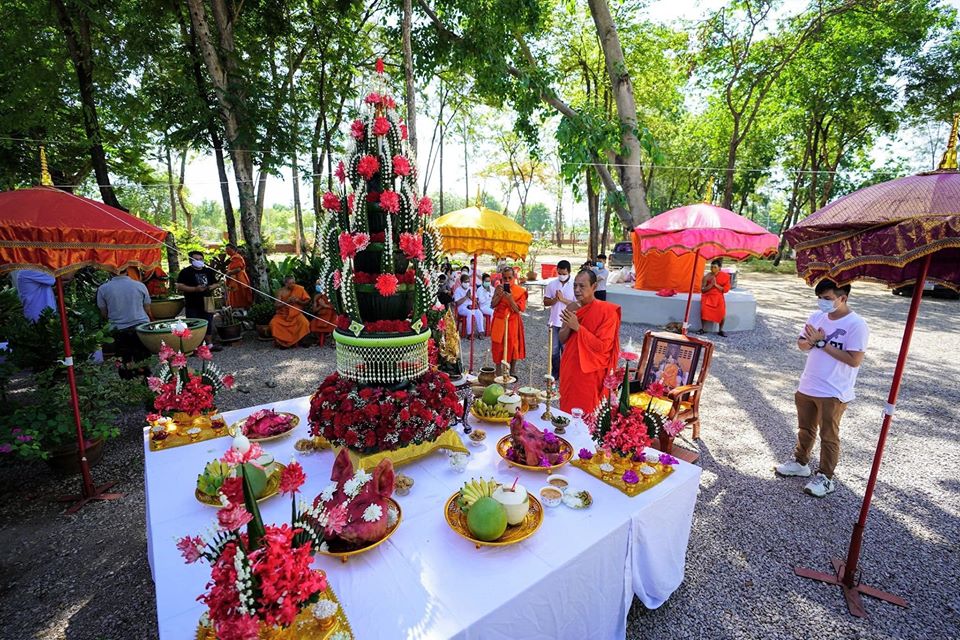 รูปหล่อ ท้าวเวสสุวรรณ ยืนถือกระบอง ทรงบน หลัง ราหู เนื้อทองเหลือง เต็มสูตร งานเน้นรายระเอียดปราณีต (ขนาดสูง16นิ้ว) - (ราหู มี ปีกเป็นครุฑ มี ลำตัวเป็นพญานาค) - (ปลุกเสกฤกษ์ เสาร์5 ปี2563)