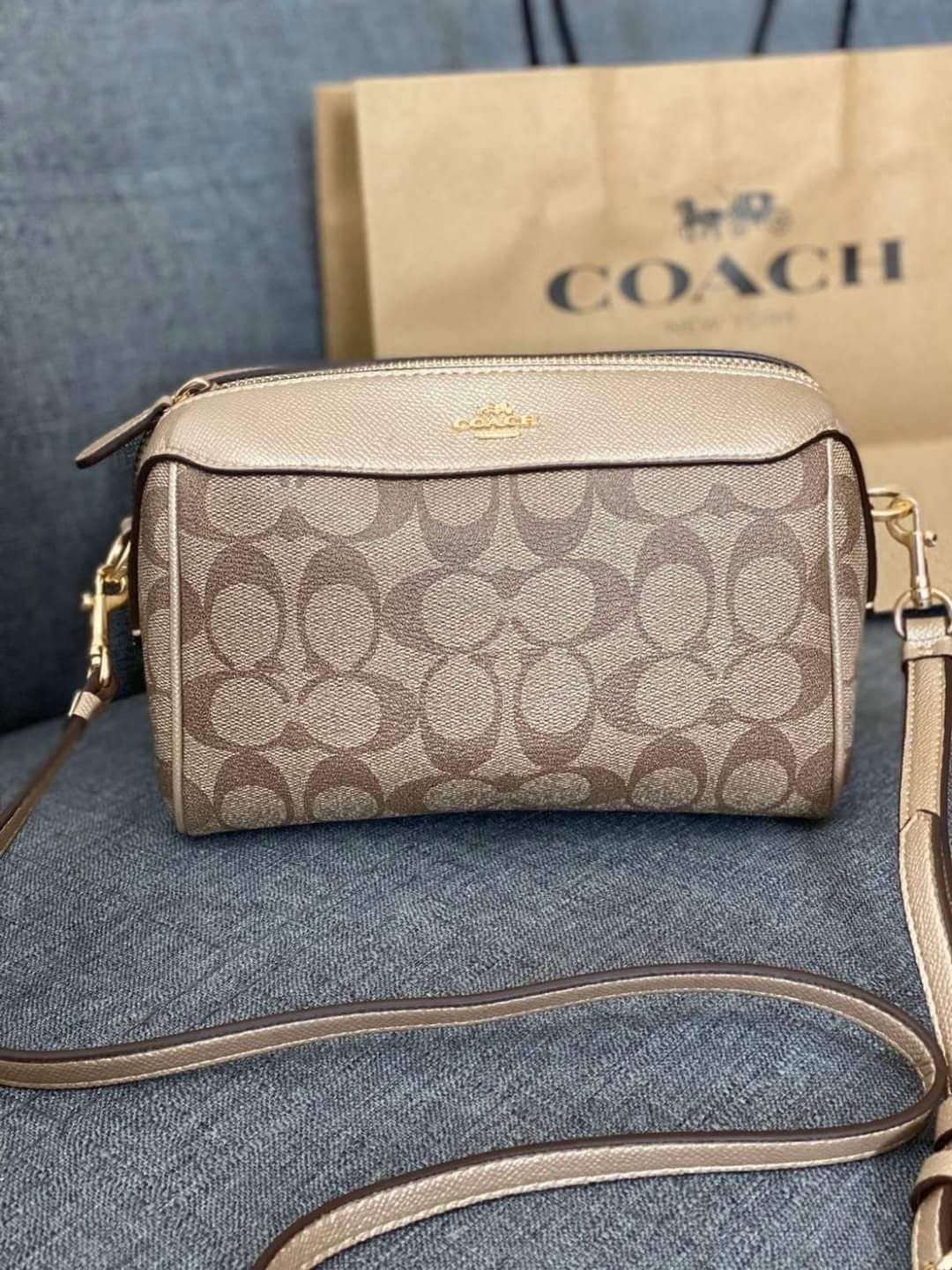 COACH BENNETT CROSSBODY IN SIGNATURE CANVAS (แอดไลน์ก่อนสั่งซื้อ)