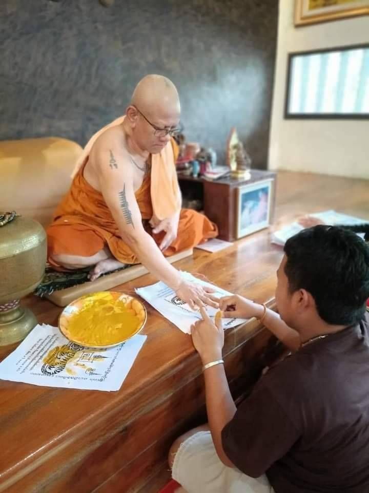 ผ้ายันต์ จับเสือมือเปล่า (ฝ่ามือ พระอาจารย์ประสูติ) วัดในเตา(สายเขาอ้อ) จ.ตรัง ปี2565 (จัดสร้าง200ผืน ทำใด้ยาก12ปี มีครั้ง ) #รับประกันแท้