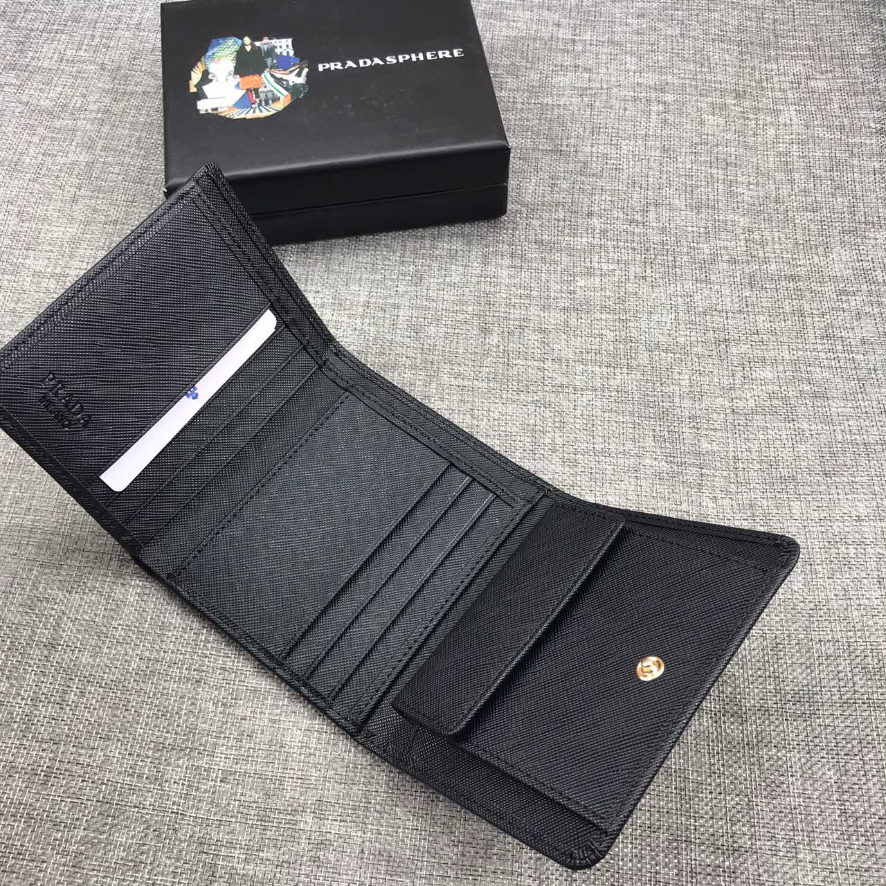 กระเป๋าสตางค์ pd saffiano wallet 3 พับ ใบสั้น โลโก้สี