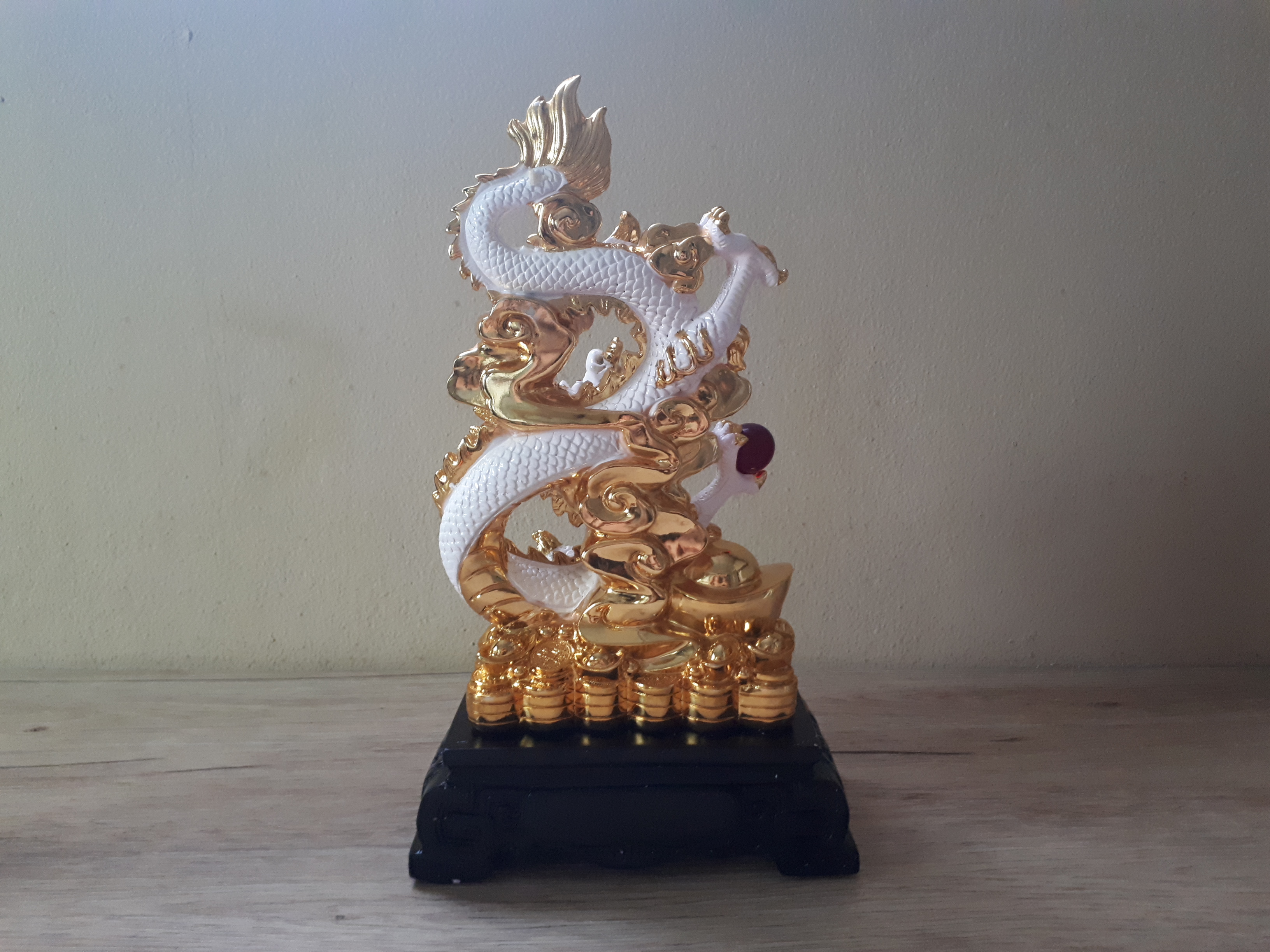 รูปหล่อ มังกรขาว สลับสีทอง ถือลูกแก้วแดง บนกองทอง เนื้อเรซิ่นเหลือบสี (สูง14นิ้ว กว้าง8นิ้ว ลึก4.5นิ้ว)