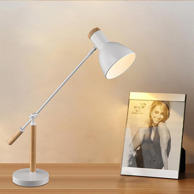 โคมไฟตั้งโต๊ะตกแต่งด้วยไม้เนื้อแข็ง [AT-8063]