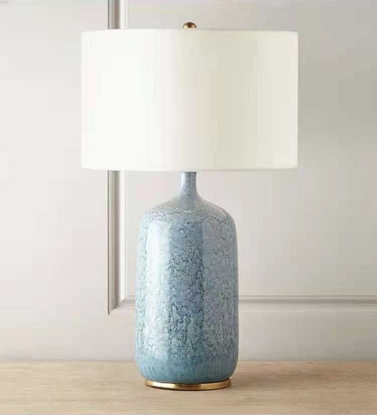 โคมไฟตั้งโต๊ะ Transitional Style ฐานวางเซรามิกทรงแจกันโทนสีฟ้าขาว โป๊ะผ้าโทนสีขาวทรงกระบอกกว้างแบบ Drum Shade [TBLX-0232]