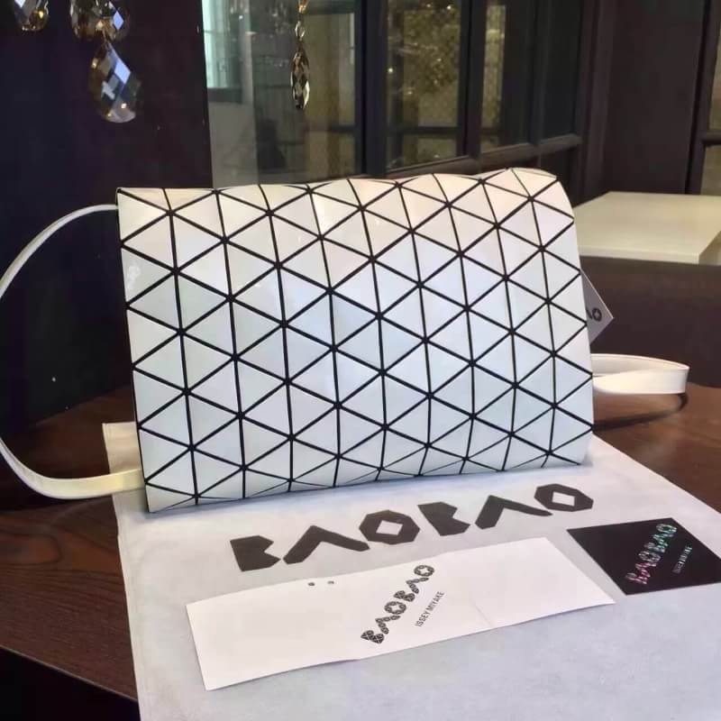 กระเป๋าสะพายข้าง issey สีขาว ถอดสายถือเป็นคลัชได้