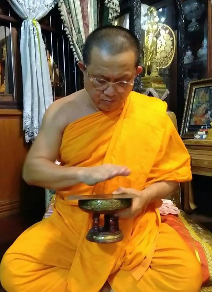 พระสมเด็จหลวงพ่อโตในวิหาร เนื้อผงชนวนมวลสารเก่าหลวงพ่อกวย รุ่นแรงครู ปี2560 หลวงพ่อกวย วัดโฆสิตาราม(วัดบ้านแค) จ.ชัยนาท ปี2563 - (ขนาด 5x7นิ้ว จีวรส้ม ด้านหน้ายันต์ครู ยันต์นะปัดตลอด ด้านหลังยันต์มงกุฎพระพุทธเจ้าหนุนดวง) ปี2563 #ปลุกเสกที่วัดโฆสิตาราม #รั