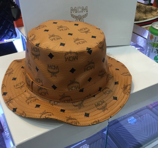 หมวก mcm hat สีน้ำตาล สอบถามได้ค่ะสต็อคเปลี่ยนตลอด