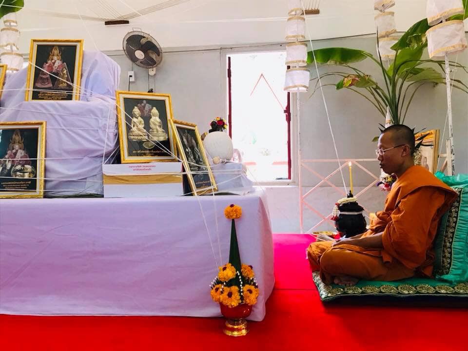 พระนางพญา(มนต์พระกาฬ) หลังพระสีวลี ปัดผงเงิน เนื้อผง ปี2562