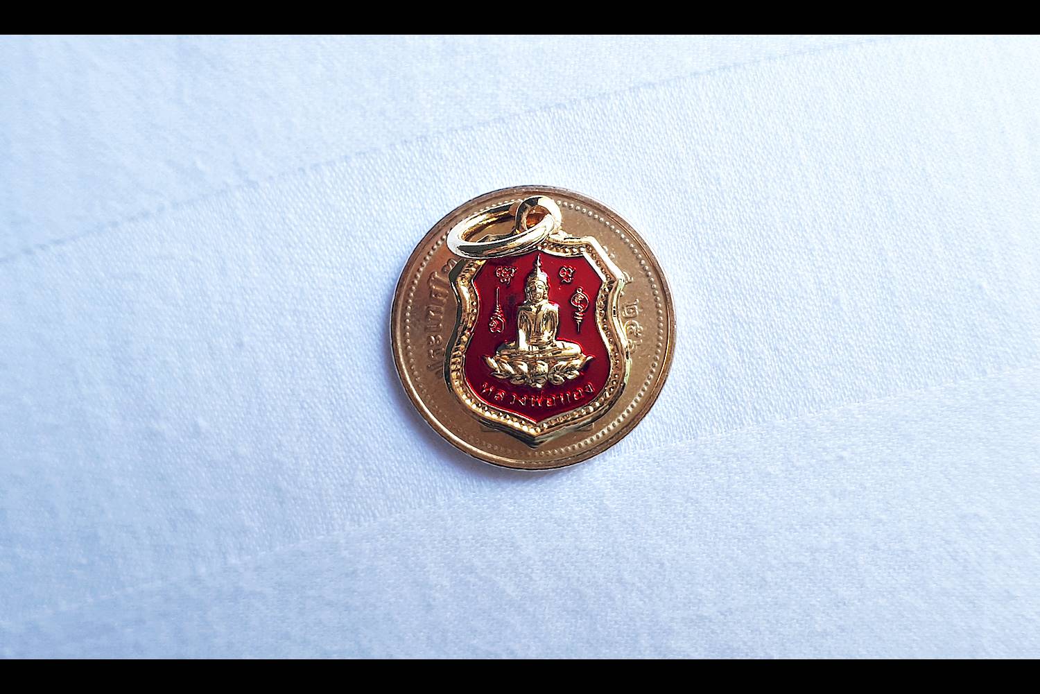 เหรียญหลวงพ่อทอง วัดเขาตะเครา (เหรียญเม็ดแตง จิ๋ว ทรงโลห์) เนื้อกระไหล่ทอง ลงยาสีแดง ปี2555-2556 (ออกจากปลุกเสกแล้วจากวัดเขาตะเครา)