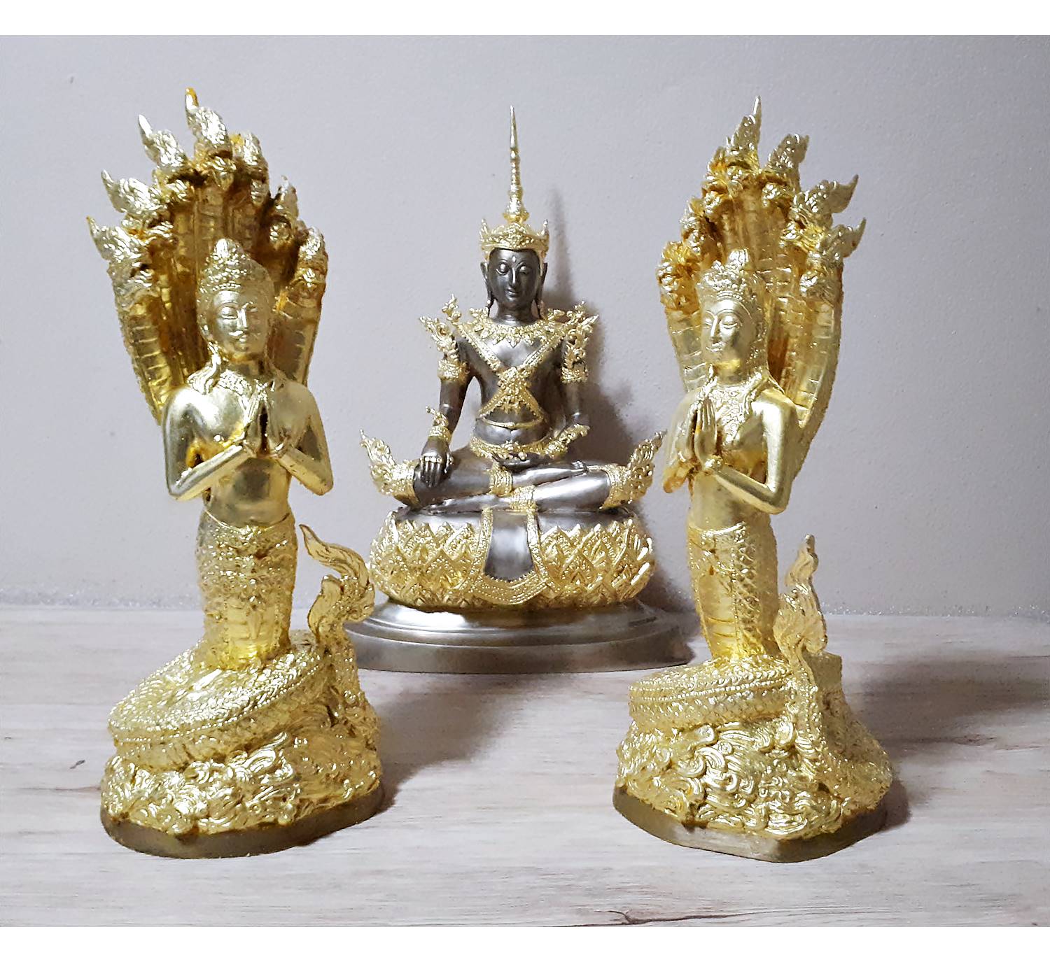 พระพุทธรูป ปางพระจักรพรรดิ์ ปัดเงินปิดทอง มีพญานาค พนมมือ ปิดทอง ขนาบข้าง (งานสั่งทำตาม Pre-Order เท่านั้น)