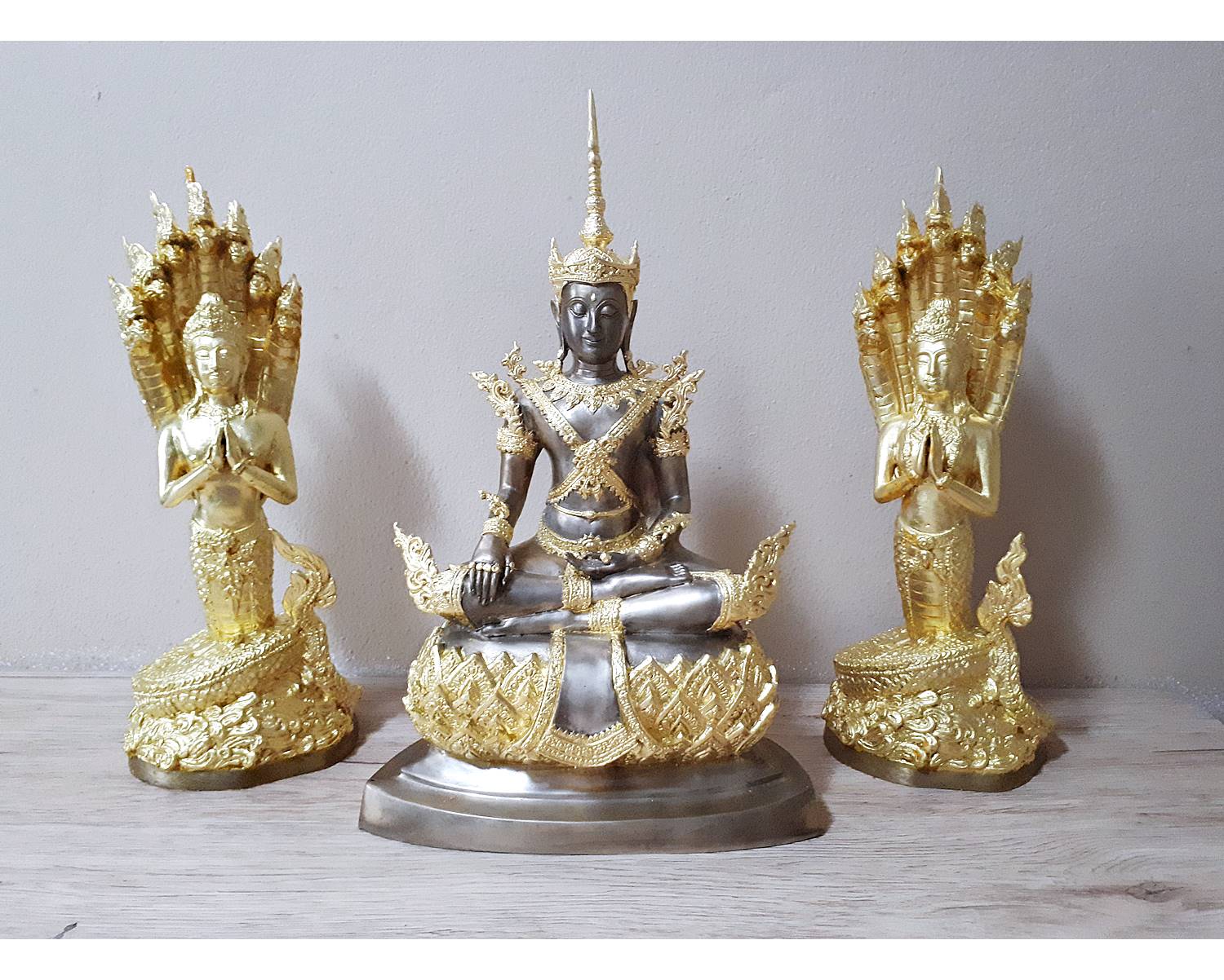 พระพุทธรูป ปางพระจักรพรรดิ์ ปัดเงินปิดทอง มีพญานาค พนมมือ ปิดทอง ขนาบข้าง (งานสั่งทำตาม Pre-Order เท่านั้น)