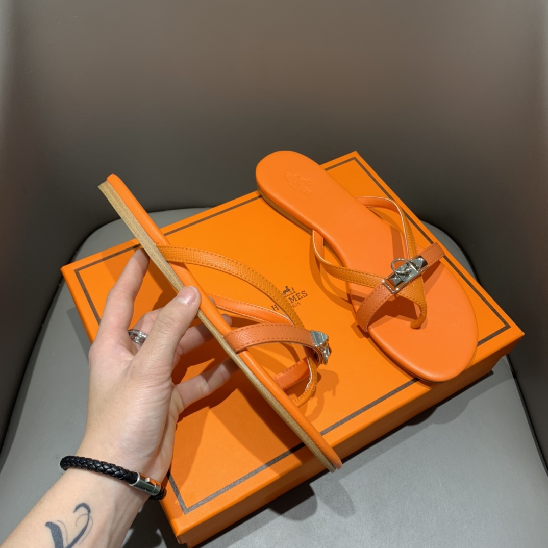 รองเท้าแตะ hm sandal สอบถามไซส์ได้ค่ะสต็อคของเปลี่ยนตลอด