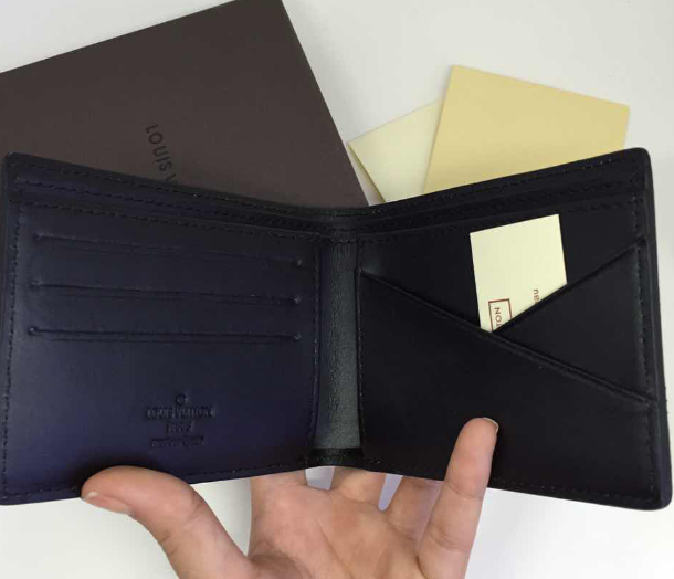 กระเป๋าสตางค์ lv multiple wallet infini สีดำและกรมท่า