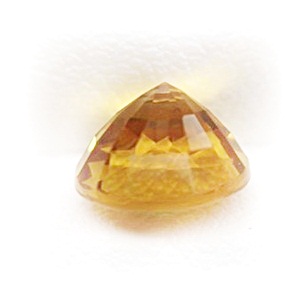 Thai Yellow Sapphire พลอยบุษราคัมบางกะจะ รูปกลม น้ำหนัก 1.67 กะรัต สีเหลืองทอง สีหวานสวย ความสะอาดมองตาเปล่าสะอาดไม่มีตำหนิ ส่องด้วยกล้องขยายสะอาด 99%