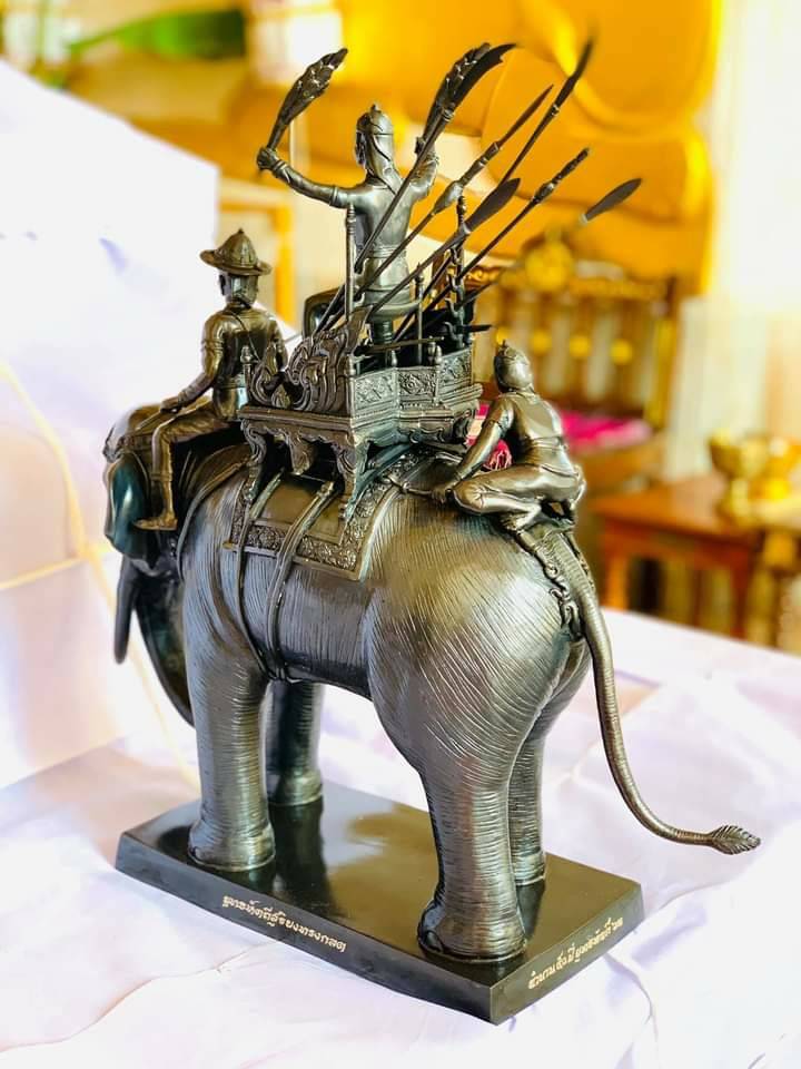 รูปหล่อ พระนเรศวร ทรงช้าง ออกศึก เนื้อทองเหลือง ปี2563