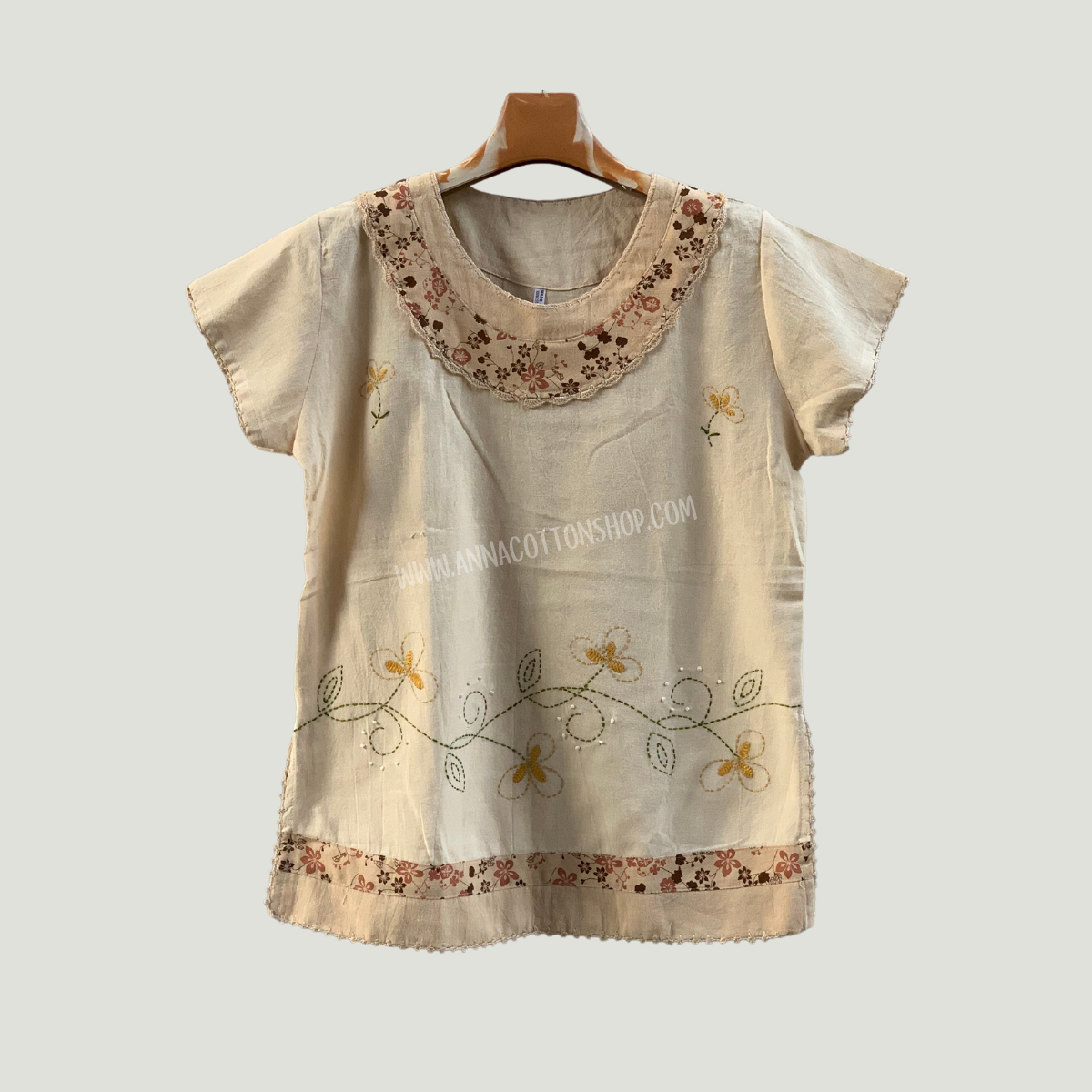 เสื้อผ้าเมืองสาลู คอปาดลายถัก แต่งผ้าพิมพ์ลาย พร้อมงานปักลายโดนเด่น มีสันหลายสีให้เลือกใช้ ใส่แล้วไม่ร้อน มีขนาด 38" 42"