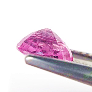 Pink Sapphire พลอยเนื้อแข็งสีชมพู หนัก 1.31 กะรัต รูปไข่ ขนาดตามใบเซอร์ 5.35x6.93x3.96 มิล สีชมพูหวานๆ สีเบอร์ 2-3 ความสะอาดมองตาเปล่าไม่มีตำหนิ