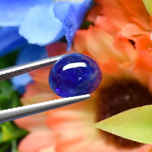 Blue Sapphire พลอยรูปไข่หลังเบี้ย Oval Cabochon หนัก 5.48 กะรัต สีน้ำเงินเข้ม สีสวย ไม่ติดดำ ความสะอาดมีตำหนิภายในเม็ด ผิวเรียบเนียน