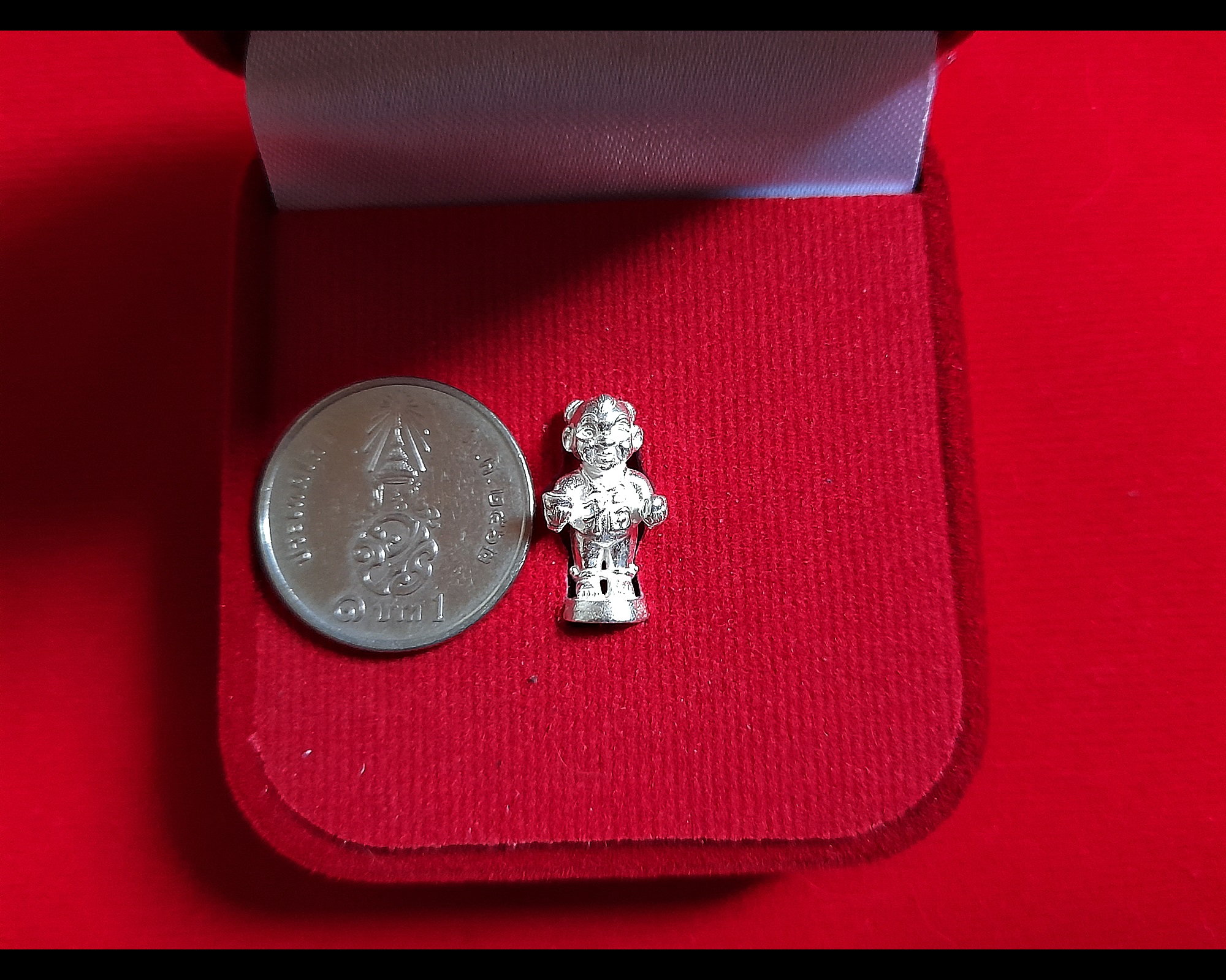 กุมารแห่งความสำเร็จ - กุมารจีน (ใส่ชุดเอี๊ยมจีน ซ้ายถือทอง ขวาถือลูกท้อ ใส่กำไล) เนื้อเงินชนวน(ขนาดจิ๋ว) ฐานบรรจุมวลสาร ปี2564 #รับประกันแท้