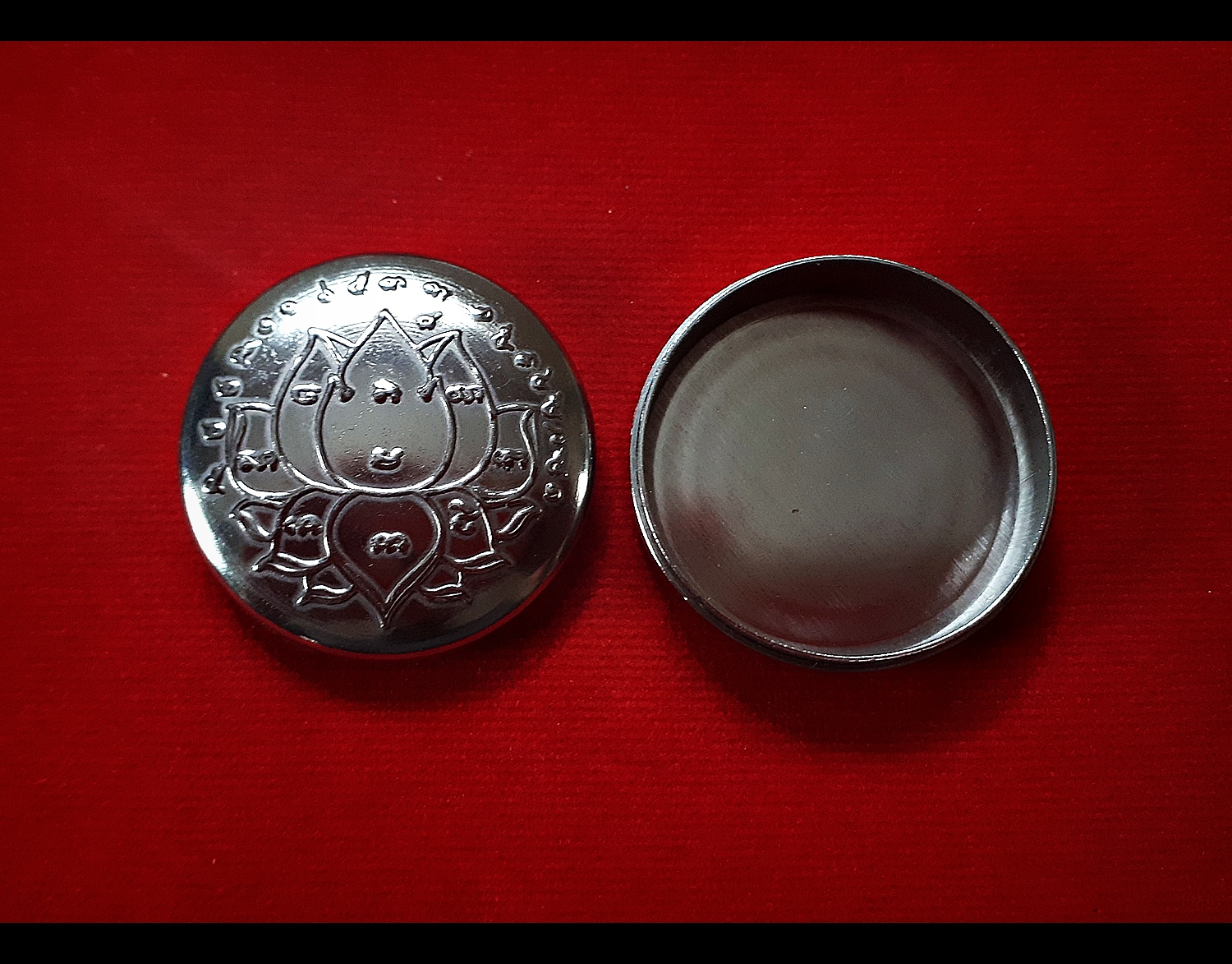 ตลับ ลายดอกบัว แสตนเลส สีเงินโครเมียม - ใส่แป้ง ใส่สีผึ้ง วัตถุมงคล (ขายปลีก ขายส่ง)