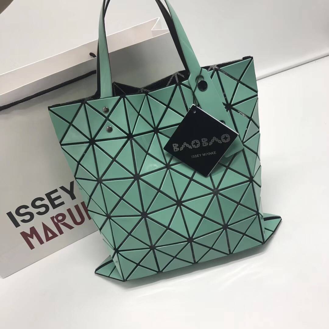 พร้อมส่ง กระเป๋า issey 6*6 มีหลายสีสอบถามได้ค่ะ