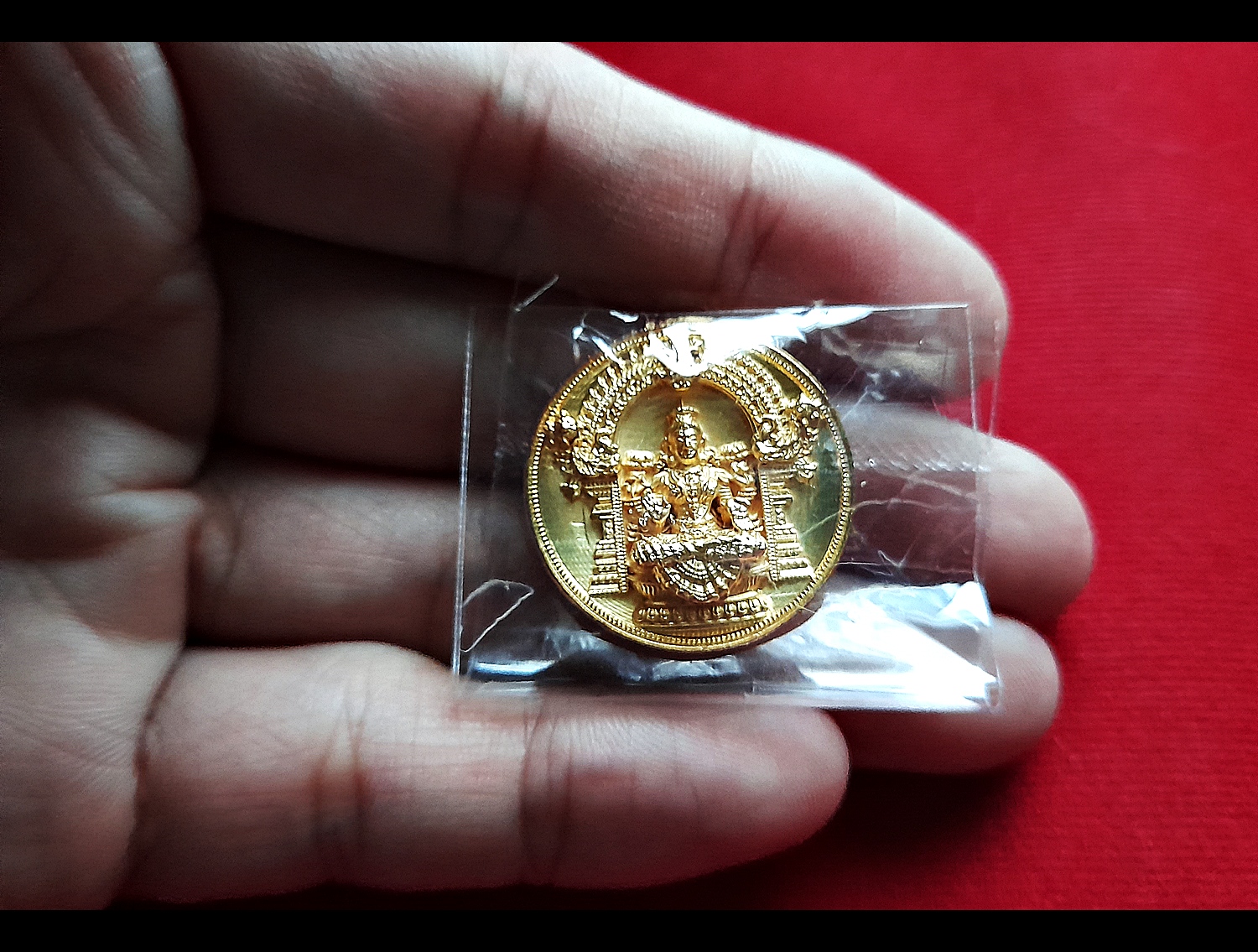 เหรียญ พระแม่ลักษมี 4กร เนื้อชุบทอง(ขนาด2.5ซม) วัดแขก ปี2562 (เข้าพิธีปลุกเสกแล้ว สายแขก)