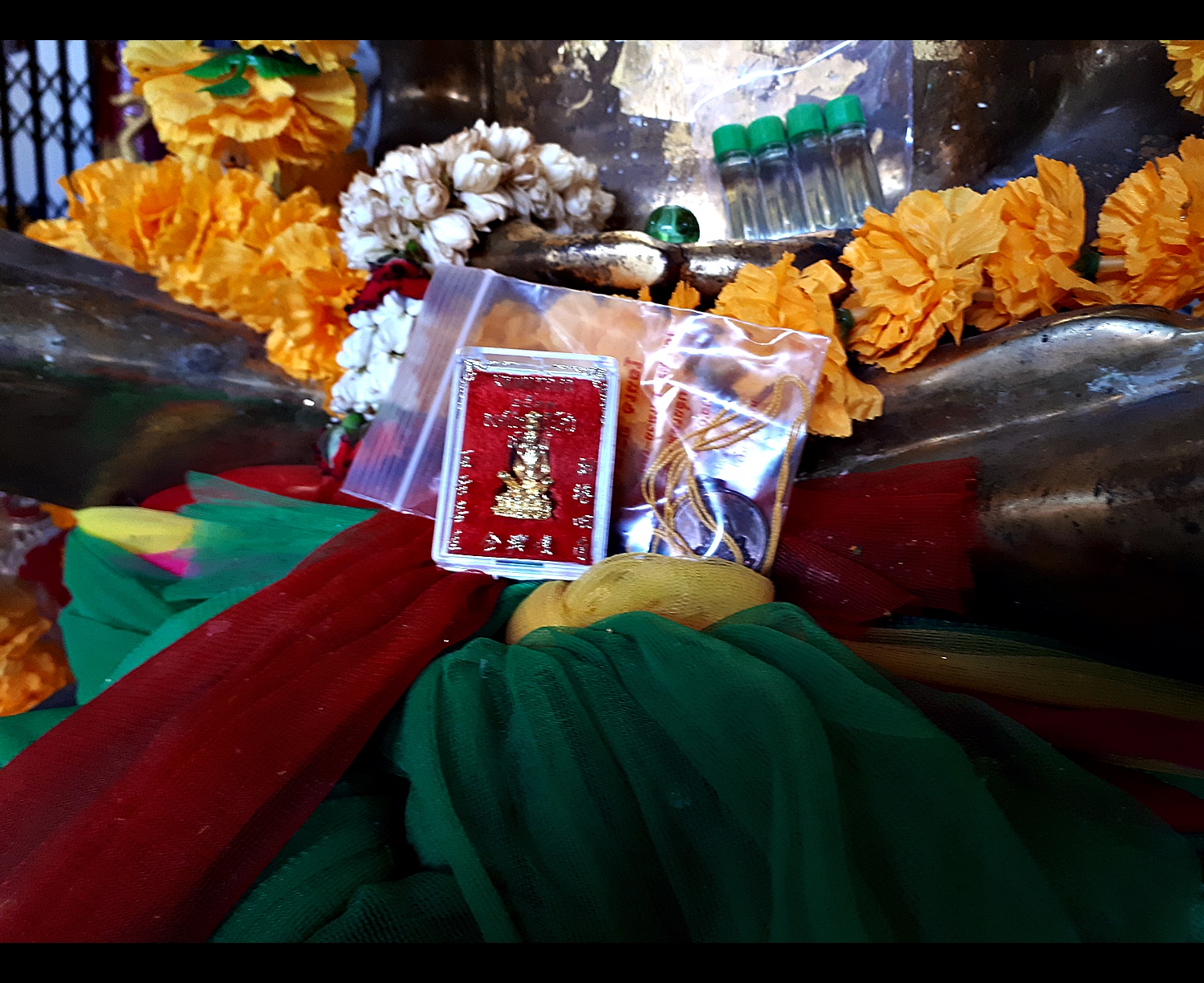 รูปหล่อ ลอยองค์เล็ก เซียนแปะโค้ว ท้อสัก ตลาดหัวตะเข้ ปี 2537