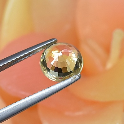 Unheated Sapphire พลอยเนื้อแข็งไม่ผ่านความร้อน พลอยดิบ รูปกลม น้ำหนัก 2.56 กะรัต สีเหลืองหวานสวย โทนสีพาสเทล Pastale ความสะอาดมองด้วยตาเปล่าสะอาด