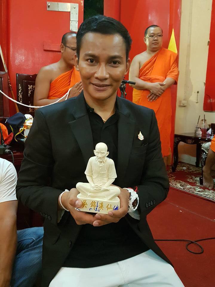 รูปหล่อ อาแปะ โรงสี เซียนแปะโรงสี วัดศาลเจ้า (ขนาดบูชา5นิ้ว) รุ่นฟ้าประทานพร ปี2560 (ใต้ฐานอุดมวลสาร ผ้ายันตื ผงธูป เหรียญ)