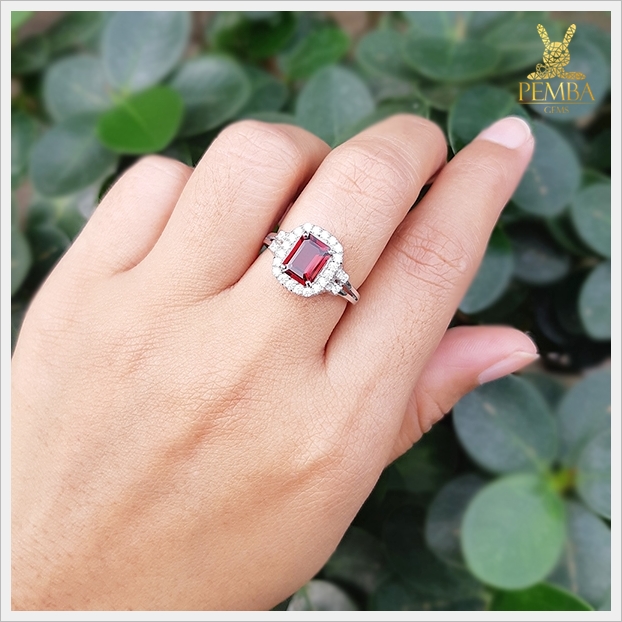 แหวนโกเมนแท้ สี่เหลี่ยม ล้อมเพชรCZ ดูสวยงามสะดุดตา แหวนพลอยแท้