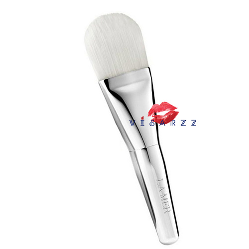 La Mer Foundation Brush ขนาดพกพา 11 cm. ขนแปรงละเอียดนุ่ม ใช้ลงรองพื้นหรือมาส์กก็ได้ค่ะ ไม่กินเนื้อครีม ด้ามโลหะสุดหรูสกรีนโลโก้