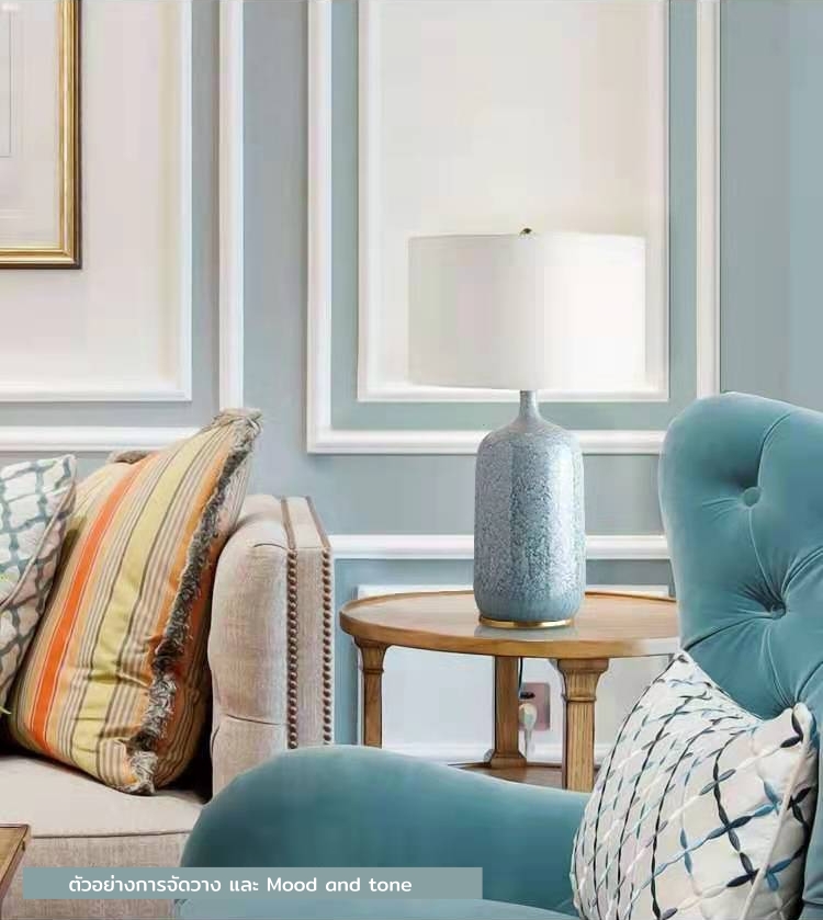 โคมไฟตั้งโต๊ะ Transitional Style ฐานวางเซรามิกทรงแจกันโทนสีฟ้าขาว โป๊ะผ้าโทนสีขาวทรงกระบอกกว้างแบบ Drum Shade [TBLX-0232]