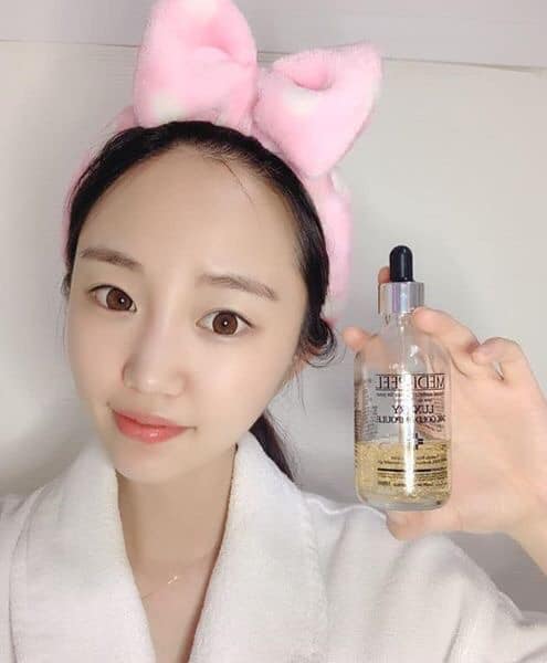 พร้อมส่ง Medi-Peel Luxury 24K Gold Ampoule 100mL เน้นการบำรุงโครงสร้างผิว ช่วยต่อต้านริ้วรอยก่อนวัยได้ดี ช่วยให้ผิวใส อ่อนเยาว์ได้นาน ช่วยให้ริ้วรอยตื้นขึ้น ผิวดูเนียน อ่อนเยาว์มากขึ้น ใช้แล้วผิวฟู เต่งตึง หน้าดูอิ่มน้ำ ช่วยให้ผิวแข็งแรง เซลส์ผิวที่เกิดให