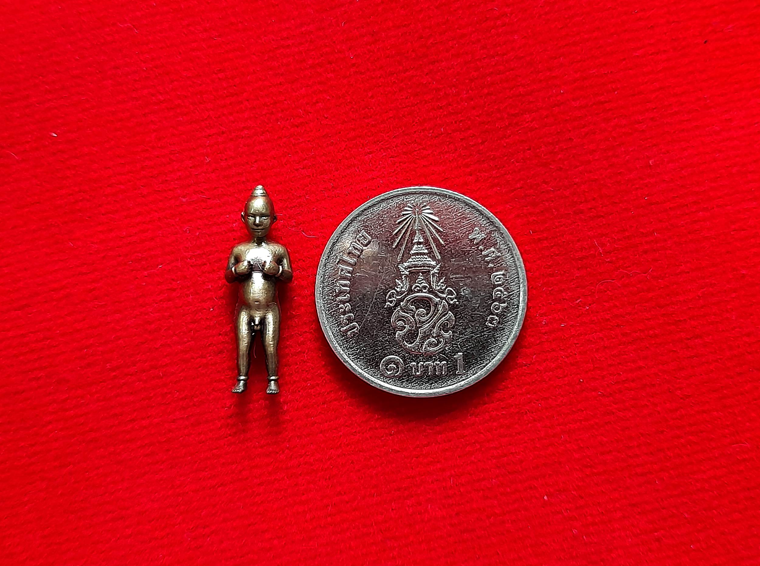 กุมาร หนูนุ้ย (ขนาดพกพา มีกำไลที่ข้อมือ) พิธีใหญ่ รุ่นแรก วัดโมคลาน จ.นครศรีธรรมราช ปี2565 เนื้อโลหะบรอนซ์รมดำ งานระดับจิ้วเวอร์รี่ #รับประกันแท้ - (สมนาคุณของแถมพิเศษเสกในพิธี ลูกปัดมหาเสน่ห์+ดอกบานไม่รู้โรย)