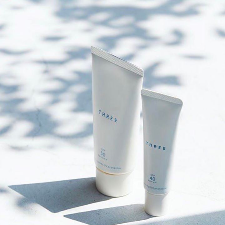 Three Balancing UV Protector R SPF40 PA+++ (Waterproof) 30mL ครีมกันแดดสำหรับผิวหน้าที่มีส่วนผสมจากธรรมชาติถึง 94% แต่ให้การปกป้องผิวจากรังสี UVA และ UVB ด้วยค่า SPF สูงสุด เนื้อครีมบางเบาเกลี่ยง่าย ไม่ทิ้งคราบขาวและความมัน ใช้ก่อนรองพื้นแ