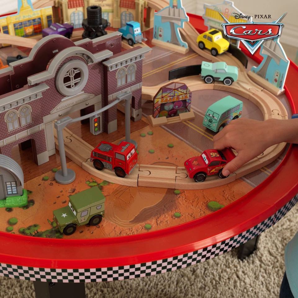 โต๊ะกิจกรรมพร้อมเมืองจำลอง KidKraft Disney Cars Cadillac Range Racetrack & Table