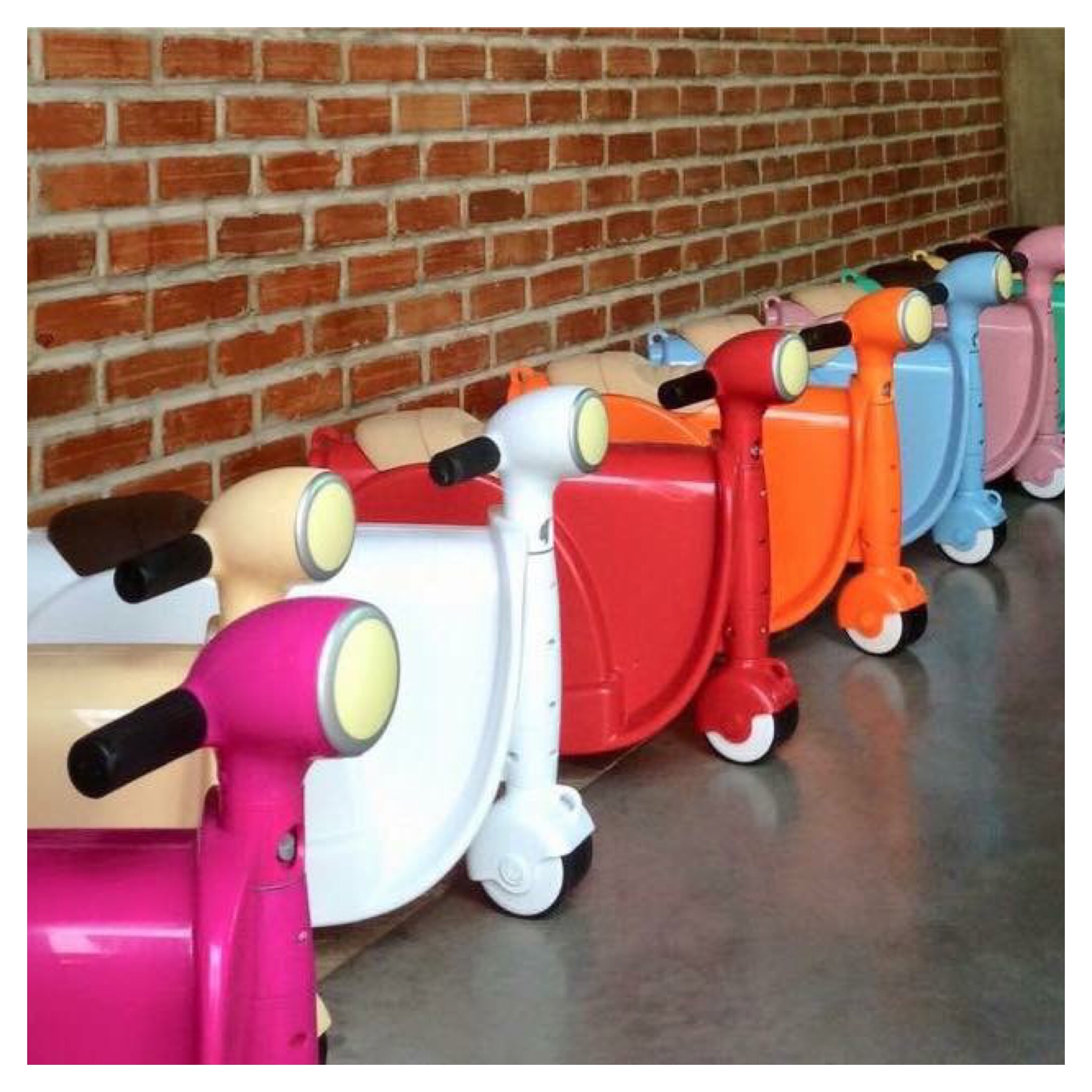 กระเป๋าเดินทางขับขี่ได้สำหรับเด็ก Skoot Children's Ride-On Suitcase (Hot Pink)