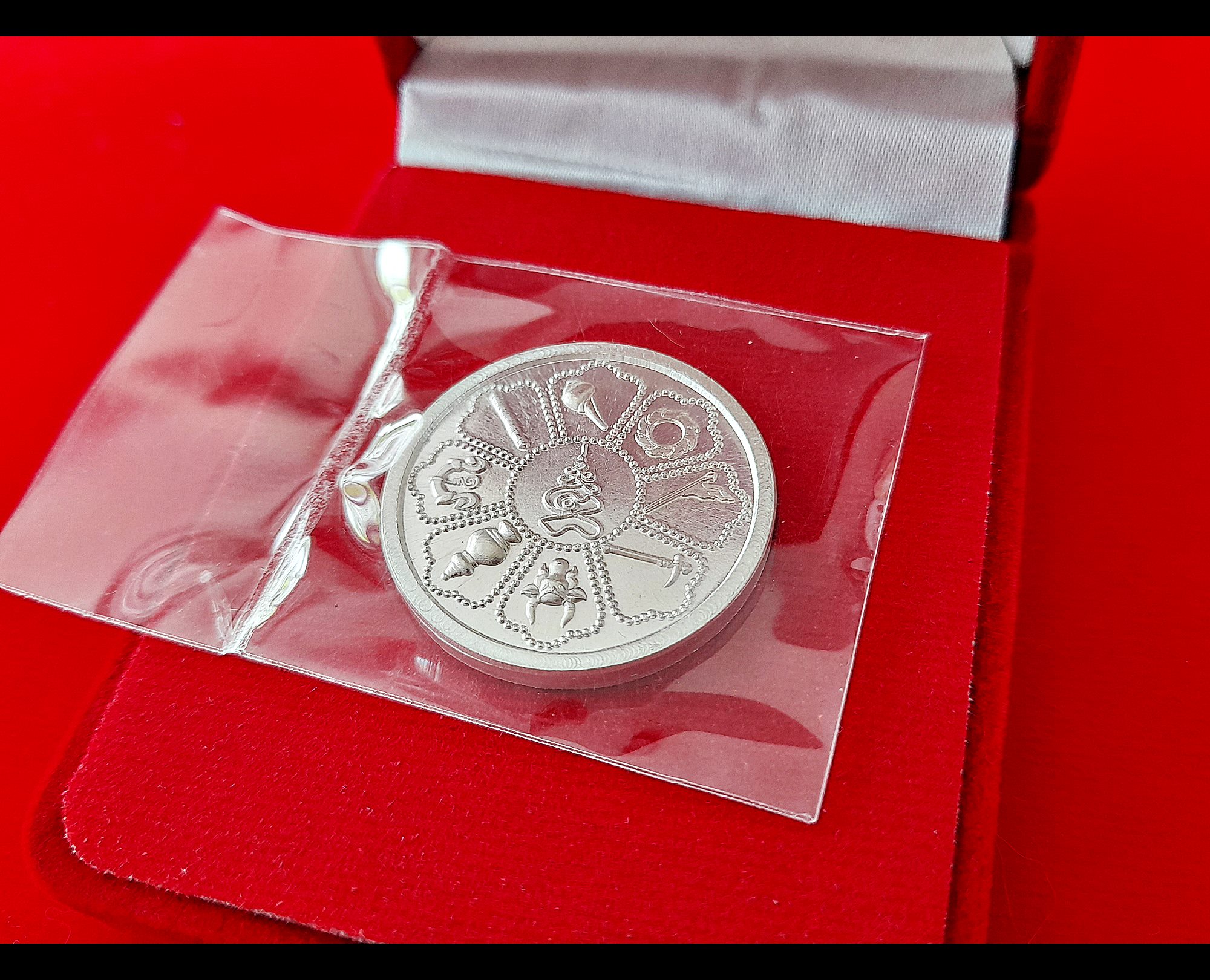 เหรียญมหามงคล 8 ประการ ( กรอบหน้า / ตะบอง(คฑา) / สังข์ / จักร / ธงชัย(ธงชาย) / ขอช้าง / โคอุสภะ / หม้อน้ำมนต์) เนื้อเงินแท้ ปี2564 #รับประกันแท้