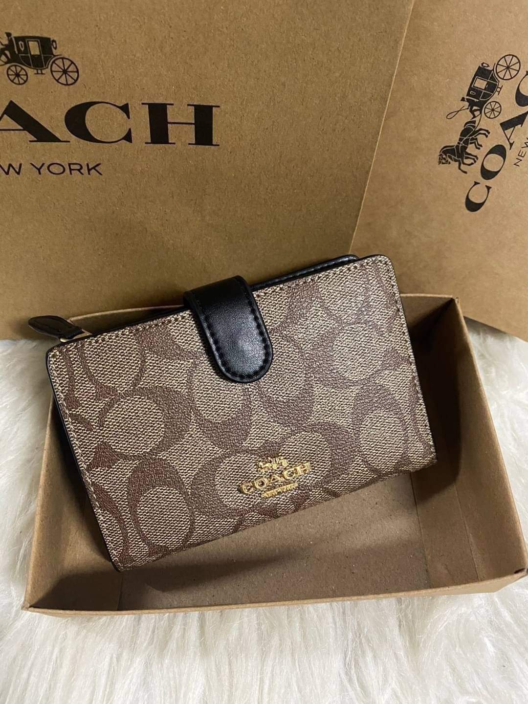 COACH Medium corner zip wallet (แอดไลน์ก่อนสั่งซื้อ)