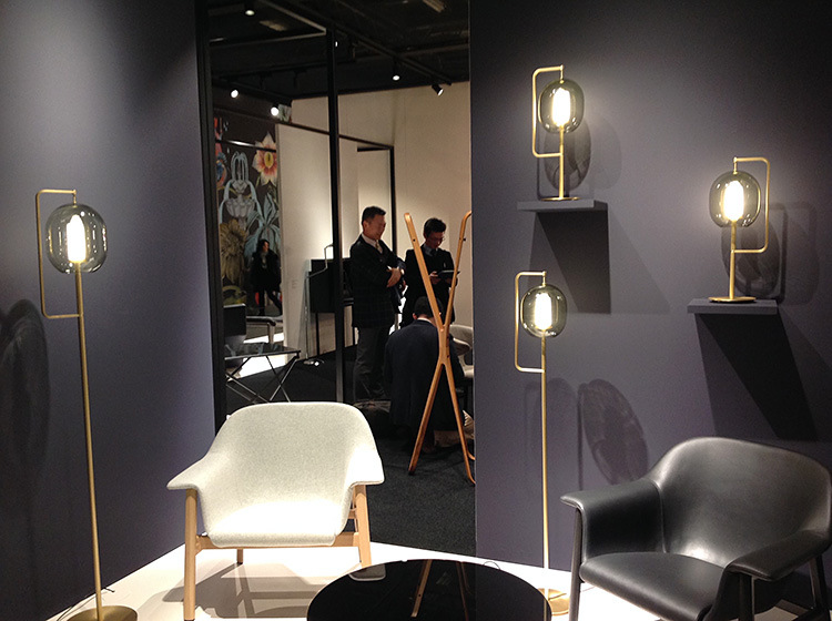 โคมไฟตั้งโต๊ะโป๊ะแก้วรมควันทรงรีโครงเหล็กสไตล์โมเดิร์น [T-8002]