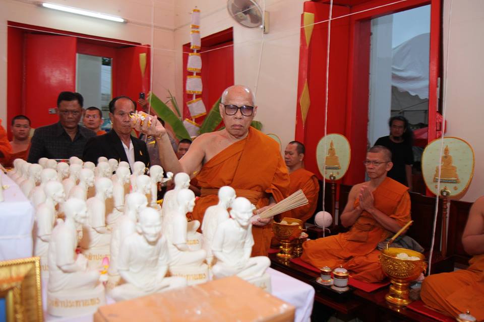 รูปหล่อ เซียนแปะ เนื้อเรซิ้น ปิดทอง (ขนาด5นิ้ว) ปี2560 รุ่น ฟ้าประทานพร