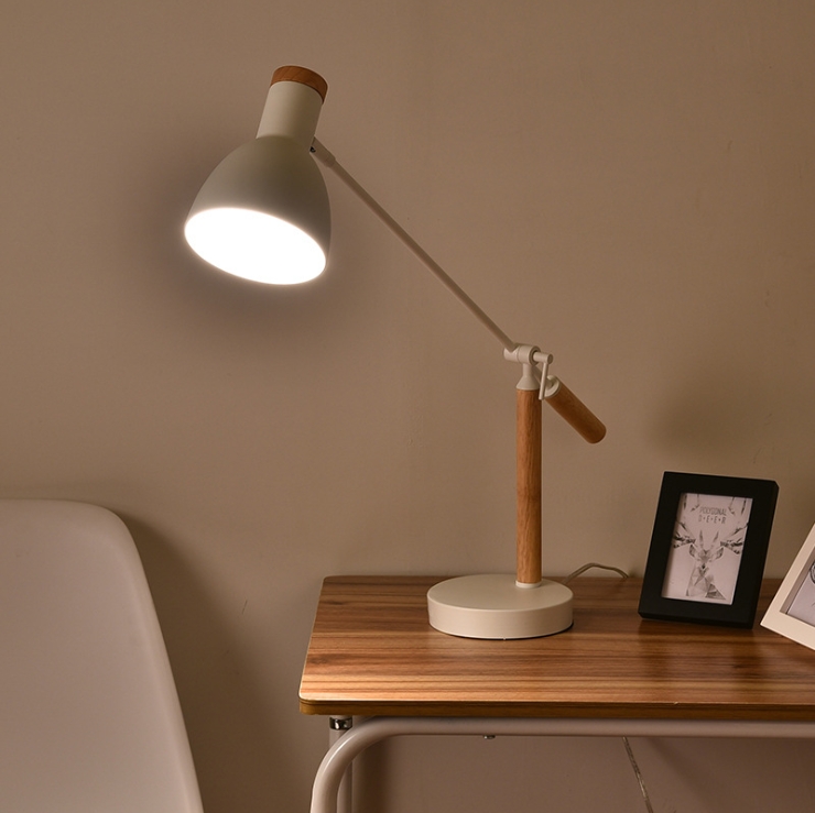 โคมไฟตั้งโต๊ะตกแต่งด้วยไม้เนื้อแข็ง [AT-8063]