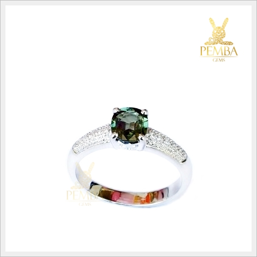 แหวนเขียวส่องแท้ ดีไซน์เก๋ๆ ติดนิ้ว เงินแท้ชุบทองคำขาว แหวนพลอยแท้