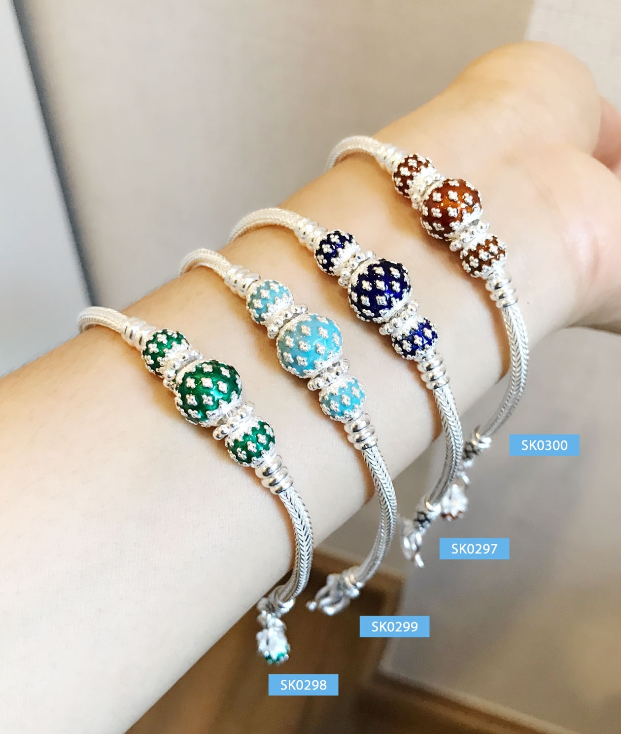 สร้อยข้อมือเงิน 99.9% งานสุโขทัย ลายสามเสา ลงยาสีน้ำเงิน พร้อมตุ้งติ้งถุงเงิน "รับทรัพย์" เล่นลายดอกพิกุล